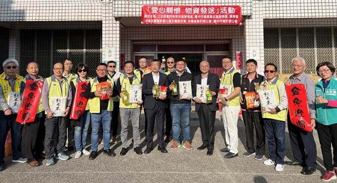 蔡其昌今天上午到外埔区参加他外埔服务处、全国会计师公会、台中市会计师公会及翼瓅会，联合举办的「寒冬送暖 物资发送」活动。(施志昌服务处提供)