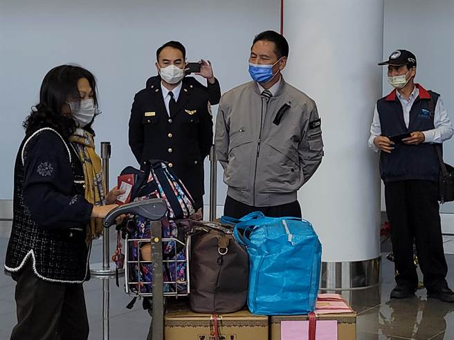 馬祖小三通復航今天上午首航，王忠銘、張永江、邱垂正、劉志鴻等人到場向旅客致意。（連江縣政府提供）