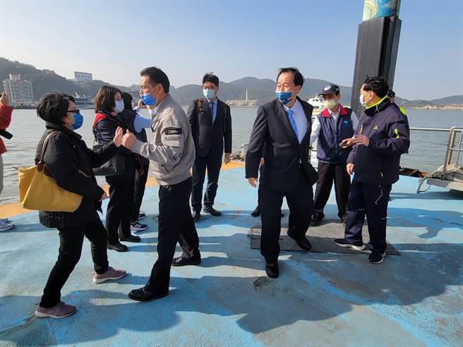 馬祖小三通復航今天上午首航，王忠銘、張永江、邱垂正、劉志鴻等人到場向旅客致意。（連江縣政府提供）