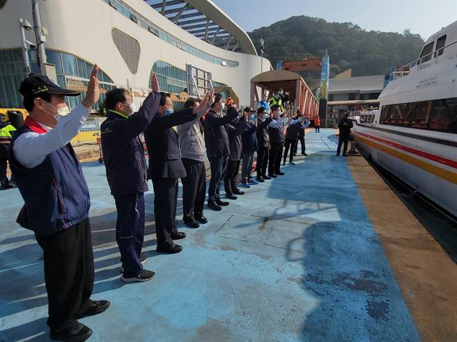 馬祖小三通復航今天上午首航，王忠銘、張永江、邱垂正、劉志鴻等人到場向旅客致意。（連江縣政府提供）