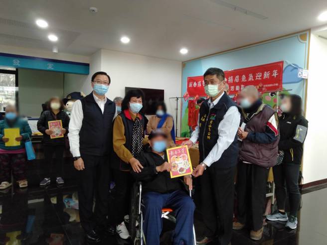 警方联手「吴家红茶冰」及「飨安馨食坊」出资，济助鼓山警分局辖内25户弱势家庭过年年菜，扶助弱势过好年。(陈慧雯翻摄)
