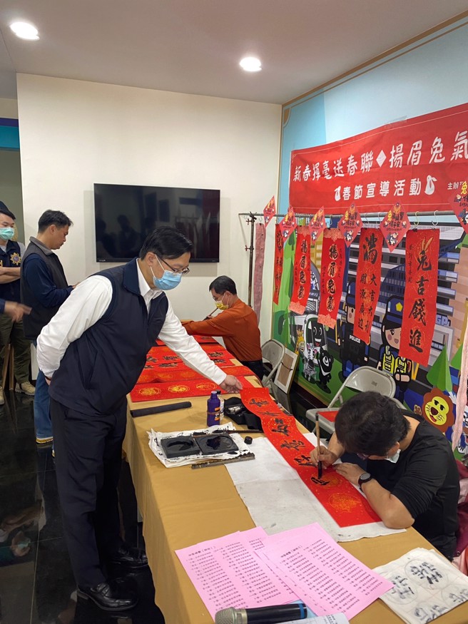 鼓山警分局与鼓山区公所于今天（8）日上午8点在鼓山分局一楼大厅，共同举办「新春挥毫送春联、扬眉兔气迎新年」活动。(陈慧雯翻摄)