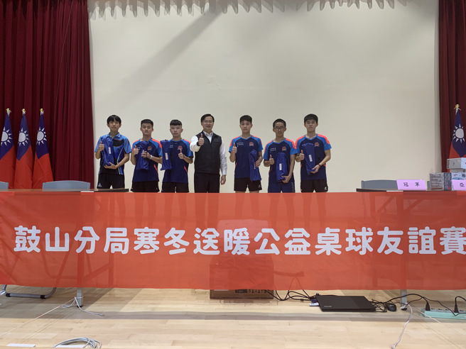 臺湾桌球教父」之称的庄智渊，在百忙之中为友谊赛开球，与警察公仔对打竞技，让现场人员顿时成为庄智渊粉丝。(陈慧雯翻摄)