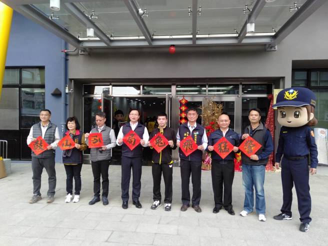 山警分局与鼓山区公所于今天（8）日上午8点在鼓山分局一楼大厅，共同举办「新春挥毫送春联、扬眉兔气迎新年」活动。(陈慧雯翻摄)