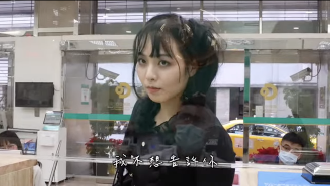 《星期三》模仿活尸舞热潮  女警防抢演练演出超吸睛（截取自影片）