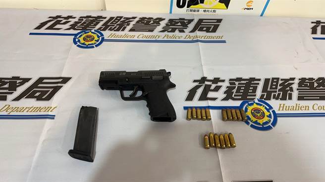 花莲市区明礼路上一间酒吧疑提供毒品交易，花莲警方昨晚突击搜查，虽未找到毒品，却1把枪支与16发子弹，依法将持有者29岁高姓男子移送法办，并持续向上溯源枪支来源。（花莲警分局提供／罗亦晽花莲传真）