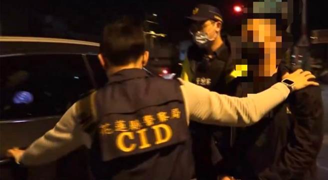 花莲市区明礼路上一间酒吧疑提供毒品交易，花莲警方昨晚突击搜查，虽未找到毒品，却1把枪支与16发子弹，依法将持有者29岁高姓男子移送法办，并持续向上溯源枪支来源。（花莲警分局提供／罗亦晽花莲传真）