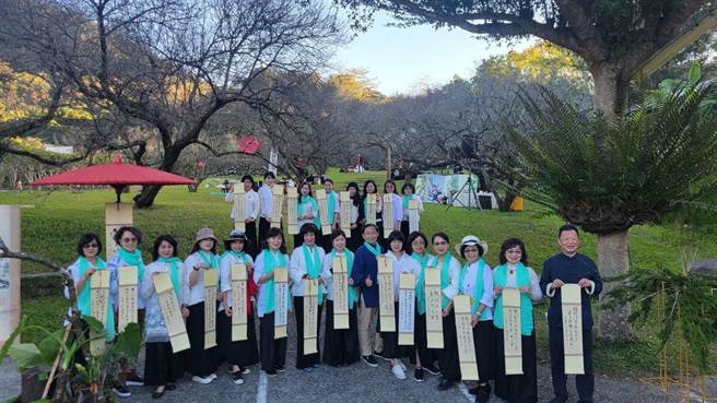 中华华人茶文化协会理事长邱锦子（中）和成员在国姓乡私房梅园梅树下品茗。（恊会提供／廖志晃南投传真）