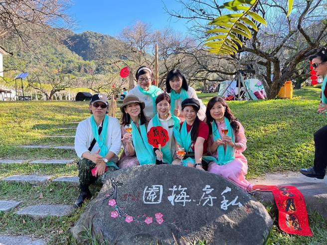 中华华人茶文化协会理事长邱锦子（中）和成员在国姓乡私房梅园梅树下品茗。（恊会提供／廖志晃南投传真）