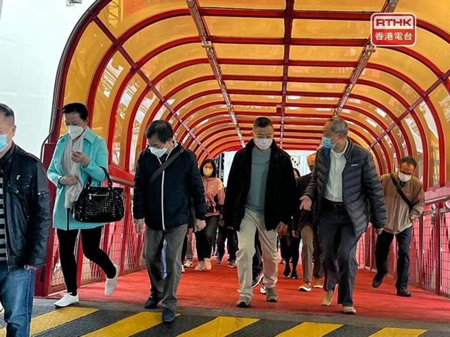 港澳今早恢復航班服務，首班由香港開往澳門的客船，約有130名乘客搭乘。（圖／取自香港電台）