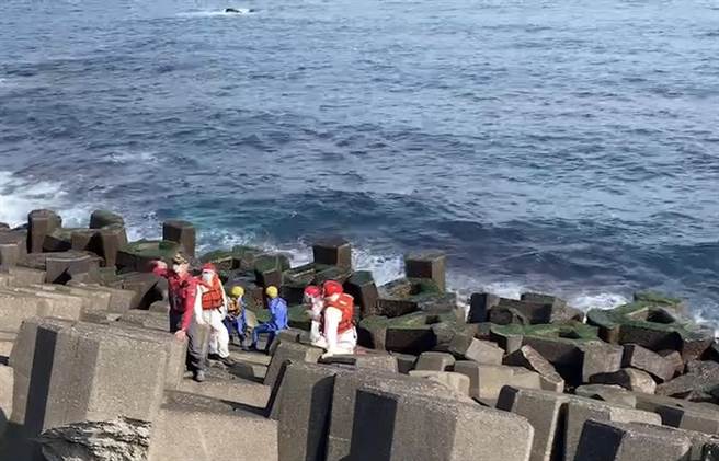 基隆市外木山海岸海兴游泳池旁消波块区域，今早9时许有民眾发现一具尸体。（李奇叡翻摄）