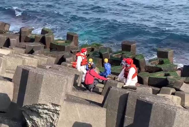 基隆市外木山海岸海兴游泳池旁消波块区域，今早9时许有民眾发现一具尸体。（陈慧雯翻摄）