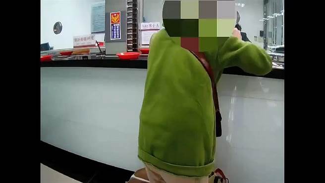 七旬老妇身怀300万鉅款还顺手牵羊，警方逮人后带她先去银行存钱再送办。（翻摄画面）