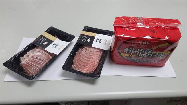 七旬老妇至超商偷泡麵、猪肉片。（翻摄画面）