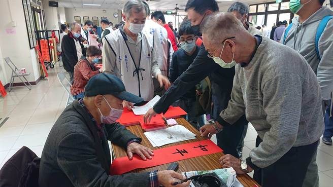 许至椿赠春联活动请来10名书法家，其中郜璞老师已高龄92岁，仍每年应邀前来写春联。（程炳璋摄）