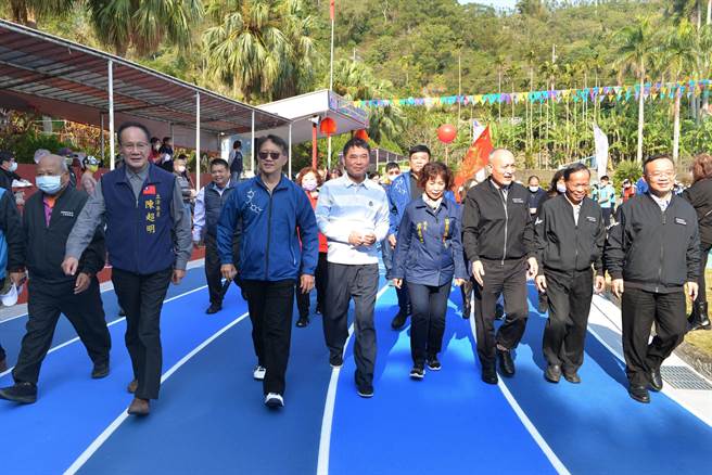 侨乐国小庆祝62周年校庆，并启用新跑道，县长锺东锦、立委陈超明跟来宾体验新跑道。（苗栗县政府提供／李京升苗栗传真）