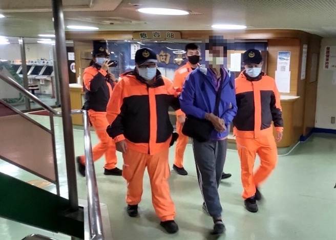 海巡人员查缉1名通缉犯。（翻摄照片／高雄洪靖宜传真）