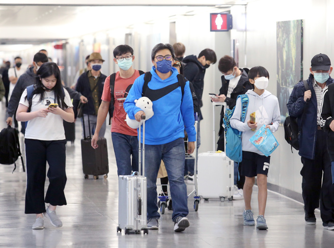 新冠肺炎疫情持續，圖為桃園機場旅客。(資料照)