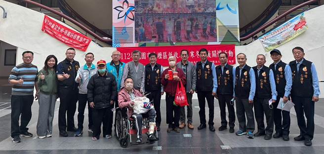 桃园中坜区公所携手仁海宫寒冬送暖助弱势。(中坜区公所提供／吕筱蝉桃园传真)