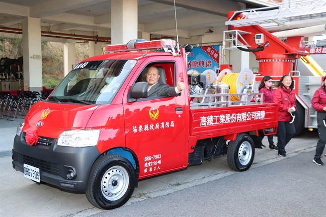 苑裡消防分隊獲贈2輛勤務車。（苗栗縣政府提供／李京昇苗栗傳真）