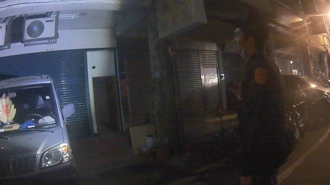 桃园市和平路昨天晚上某户民宅1、2楼冒出浓烟，员警机警用扩音器呼叫，成功叫起睡着的住户。（翻摄照片）