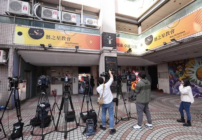 宋达民的艺之光教会今天举行5周年活动，大批媒体守候，宋达民、洪百榕夫妻未公开现身。（陈俊吉摄）