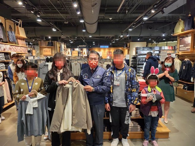 台南市长黄伟哲（左三）陪伴弱势儿少到百货公司挑喜欢的衣物。（台南市社会局提供／程炳璋台南传真）