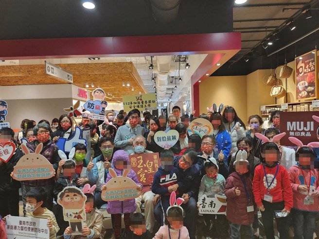 开基玉皇宫招待台南市监护与弱势家庭儿少到百货公司採购物资，台南市长黄伟哲（前排中间深蓝夹克者）陪同挑选。（台南市社会局提供／程炳璋台南传真）