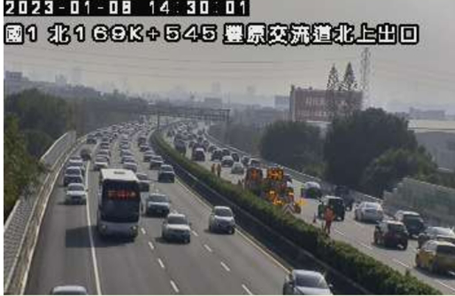国1南下丰原段7车追撞 酿回堵2公里	。(翻摄自高公局)