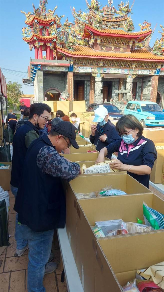 台中大里区草湖慈天宫携手启里文教基金会、大里区农会及里办公处等多样单位，募集白米、麵条等物资及红包，送给东湖里、西湖里百余户的弱势家庭，让弱势家庭也能过个好年。（大里农会提供／潘虹恩台中传真）