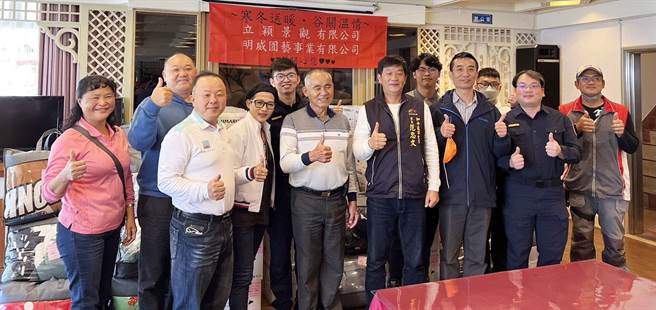 和平警3所長結合熱心企業家關懷弱勢，讓獨居長者及弱勢家庭感受社會溫馨與人間溫暖。(警方提供)