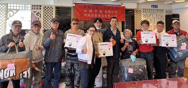 和平警3所長結合熱心企業家關懷弱勢，讓獨居長者及弱勢家庭感受社會溫馨與人間溫暖。(警方提供)