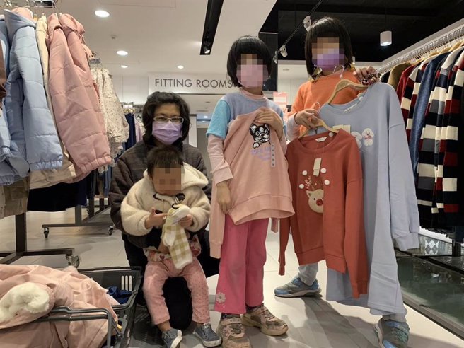 今年有热心的本土服务业者慨赠80万元提货券，为北台南家扶中心400名儿少添购新衣。（北台南家扶中心提供／张毓翎台南传真）