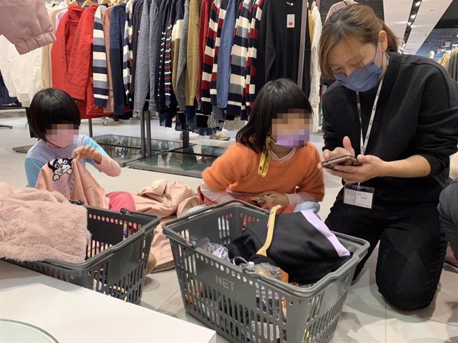 员工们亲切地帮忙孩子们挑选喜爱的款式。（北台南家扶中心提供／张毓翎台南传真）