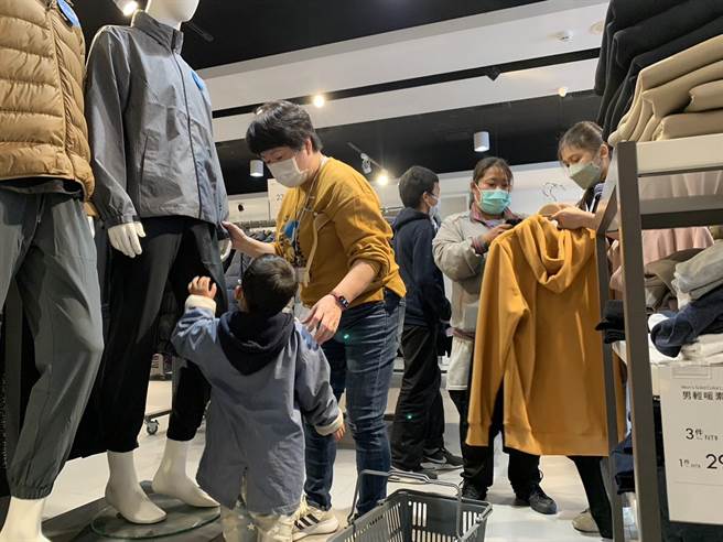 员工们亲切地帮忙孩子们挑选喜爱的款式。（北台南家扶中心提供／张毓翎台南传真）