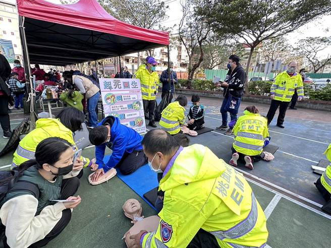 桃园市消防局第四大队为提升居家安全及强化民眾对意外事件的应变能力，今天举办防灾宣导活动。(消防局提供／吕筱蝉桃园传真)