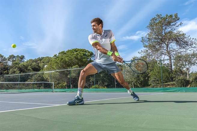 ASICS澳网系列服饰以立体剪裁、可视性透气与经典回归为设计核心，让选手成为蓝色硬地的耀眼之星。（ASICS提供）