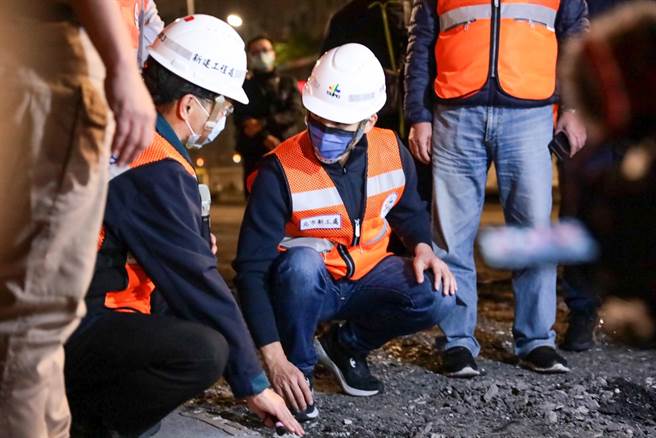 台北市長蔣萬安8日凌晨視察松江路路面更新工程。（北市府提供／楊亞璇台北傳真）
