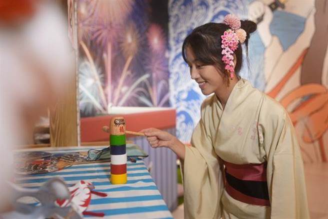 「祭典烟火区」将海上美丽的烟花景色搬到饭店内，还有祭典小游戏钓水球以及敲达摩挑战。(福容大饭店提供)