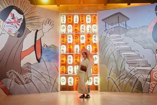 饭店内设置了两座大型浮世绘和4米的灯笼墙供旅人拍照打卡。(福容大饭店提供)