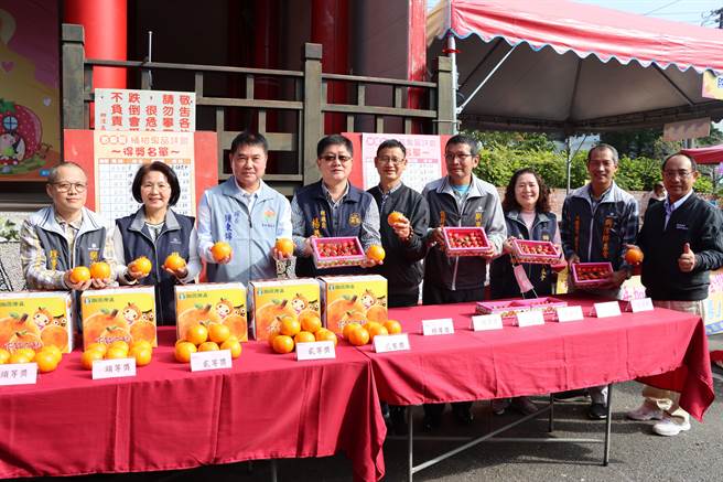 苗栗县狮潭乡「橘莓恋」桶柑草莓评鑑暨农特产品创新行销活动，8日在狮潭乡义民庙前广场登场。（苗栗县政府提供／李京升苗栗传真）