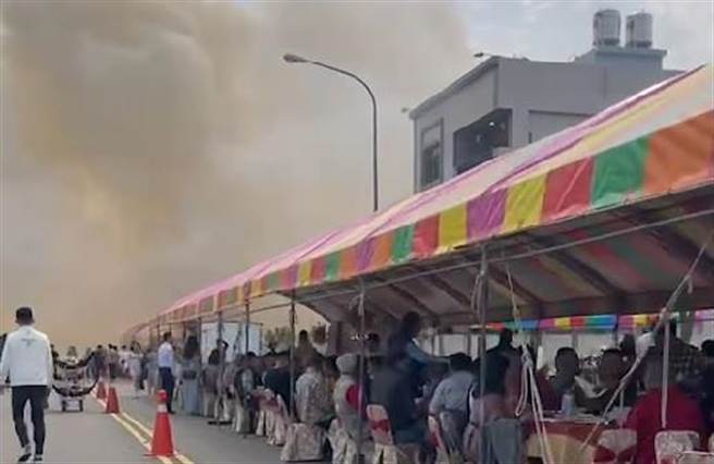 田中镇高铁东一段在中午时分发生杂草火警，黑烟冲天，附近空地婚宴搭棚办桌。（彰化踢爆网提供／吴敏菁彰化传真）