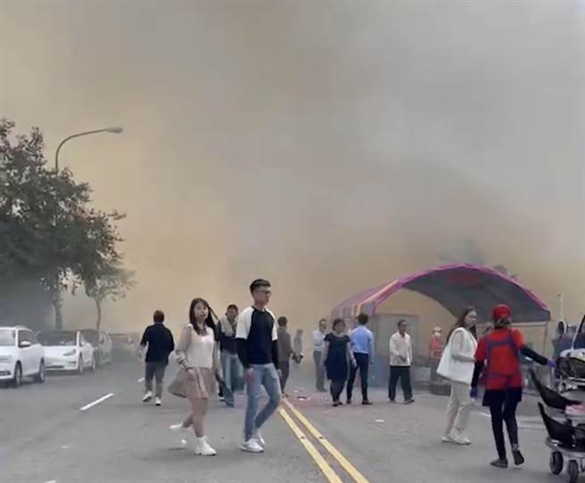 田中镇高铁东一段在中午时分发生杂草火警，黑烟冲天，附近空地婚宴搭棚办桌。（彰化踢爆网提供／吴敏菁彰化传真）