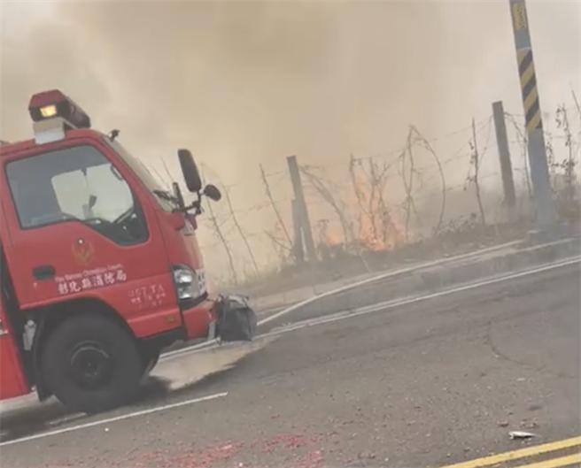 田中镇高铁东一段在中午时分发生杂草火警，黑烟冲天，附近空地婚宴搭棚办桌。（彰化踢爆网提供／吴敏菁彰化传真）