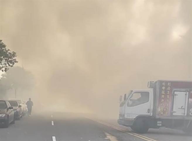 田中镇高铁东一段在中午时分发生杂草火警，黑烟冲天，附近空地婚宴搭棚办桌。（彰化踢爆网提供／吴敏菁彰化传真）