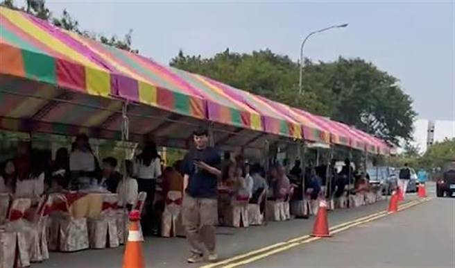 田中镇高铁东一段在中午时分发生杂草火警，黑烟冲天，附近空地婚宴搭棚办桌。（彰化踢爆网提供／吴敏菁彰化传真）