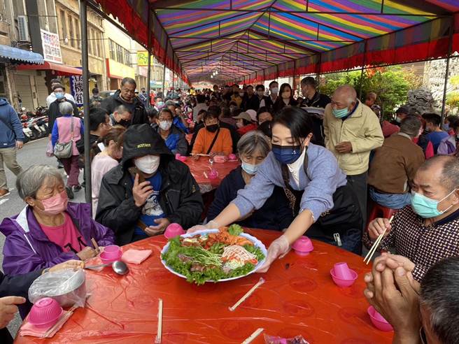 新竹市「风厨师慈善义煮千人宴－岁末寒冬送温暖」活动，8日在东寧宫前席开66桌热闹登场，市长高虹安也化身总舖师，与厨师们准备美味佳肴并亲自上菜。（陈育贤摄）
