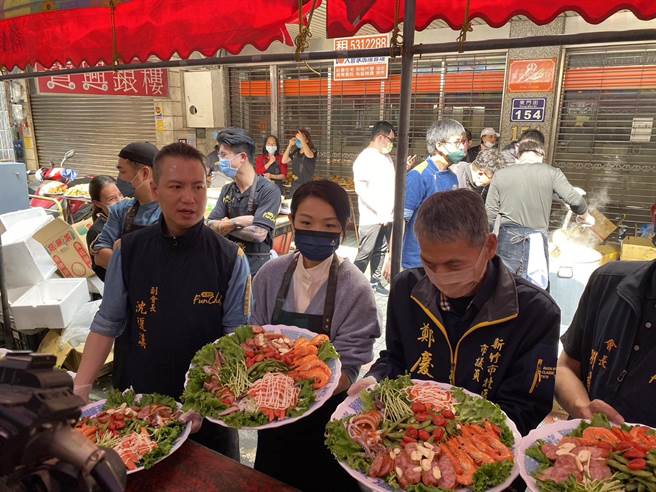 「风厨师慈善义煮千人宴」8日在东寧宫登场，市长高虹安（左二）也化身总舖师，与厨师们准备美味佳肴并亲自上菜。（陈育贤摄）