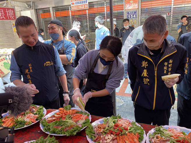 「风厨师慈善义煮千人宴」8日在东寧宫登场，市长高虹安（中）也化身总舖师，与厨师们准备美味佳肴并亲自上菜。（陈育贤摄）