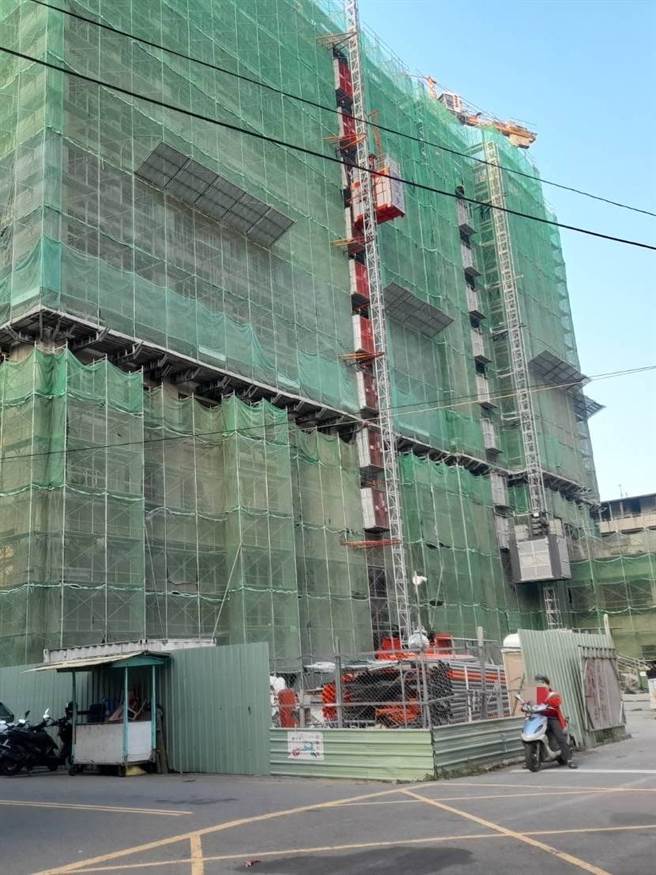 高雄凤山一处工地今发生工安意外。（翻摄照片／高雄洪靖宜传真）